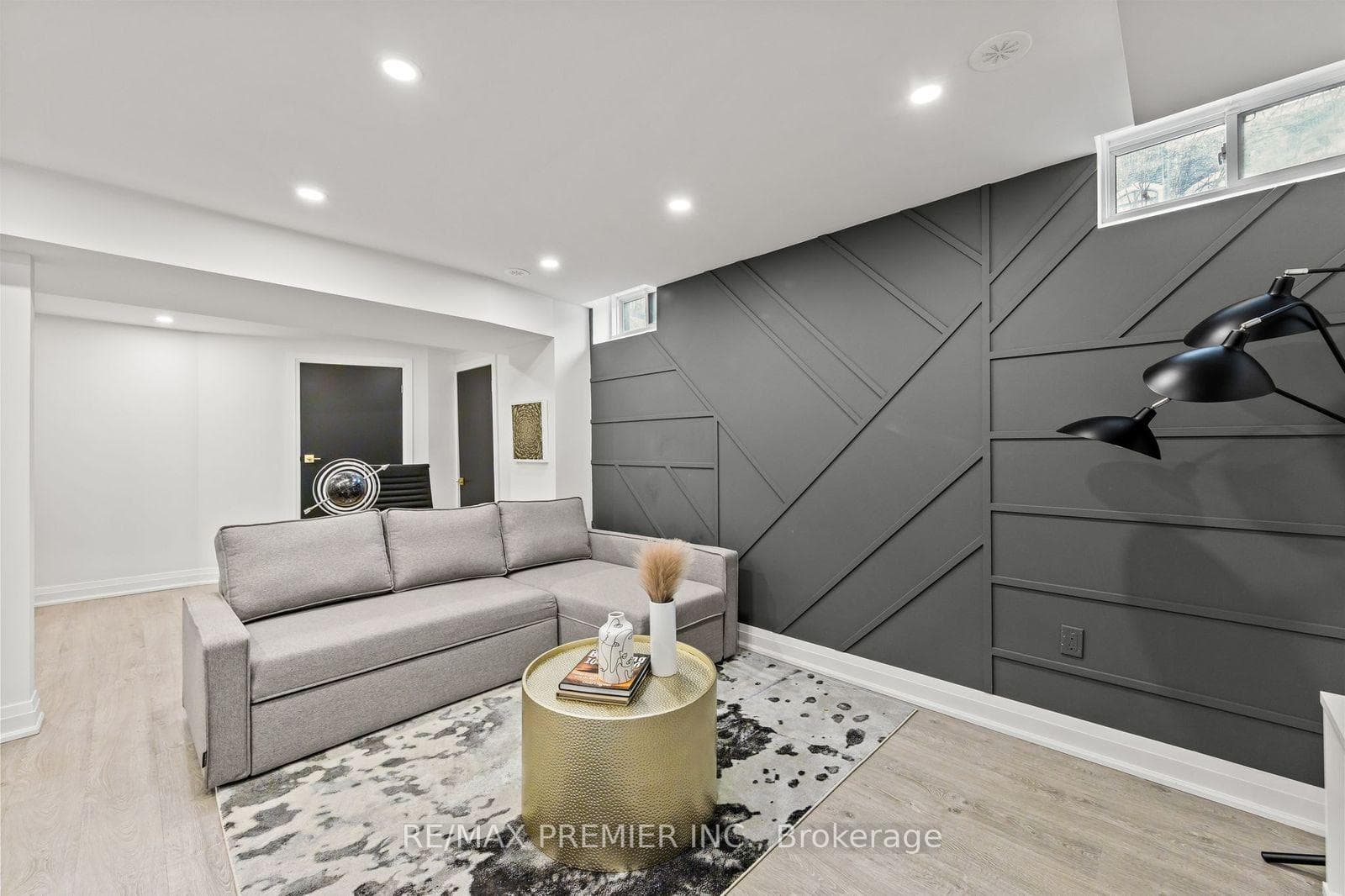 197 Arianna Crescent photo 3