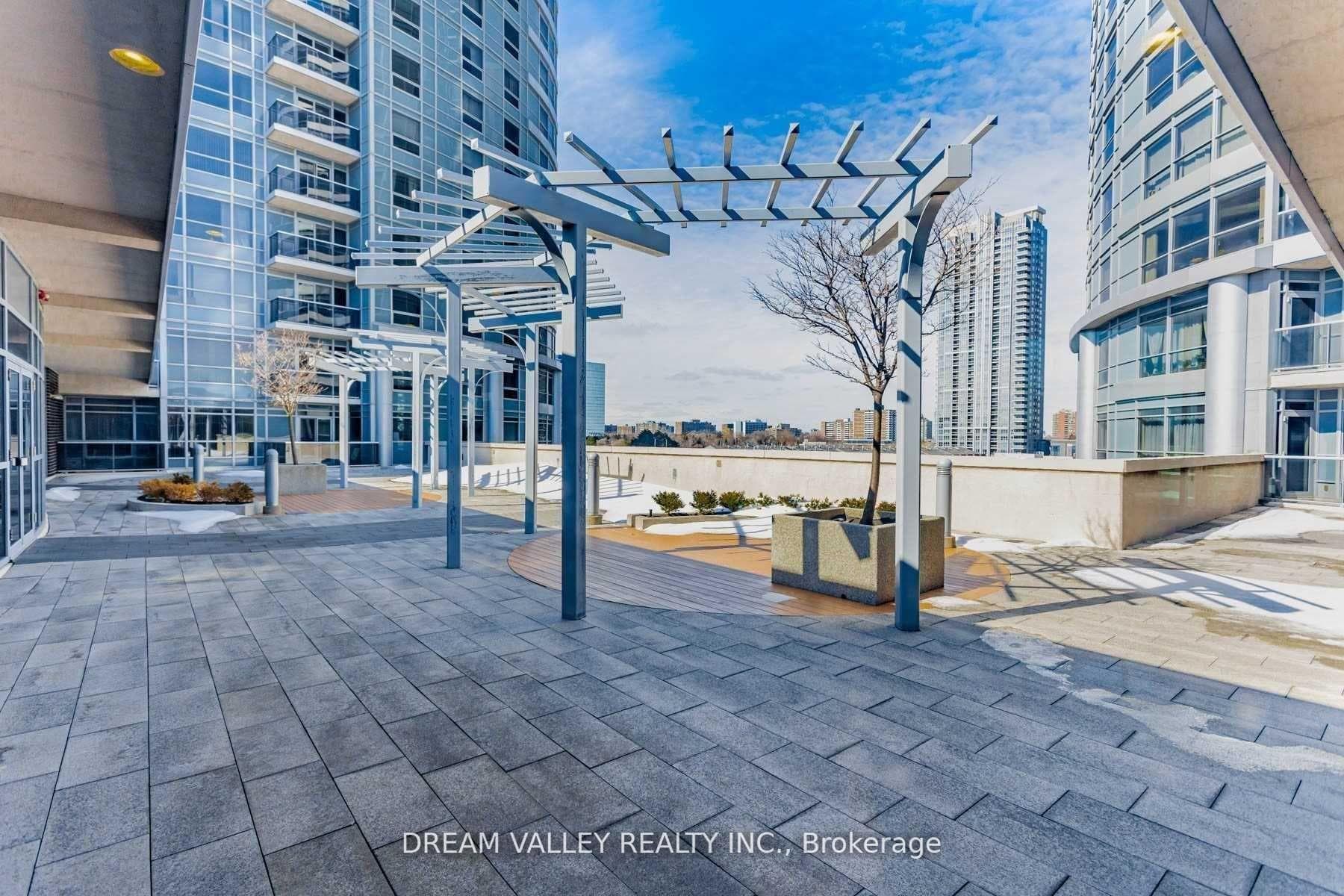 125 Village Green Square Unit 1304 photo 2