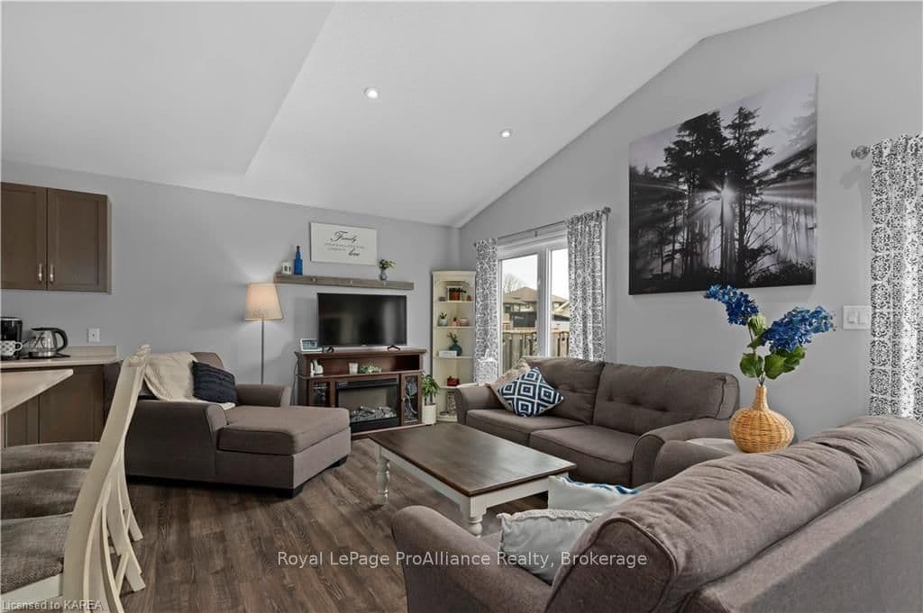 1207 CARFA Crescent photo 13