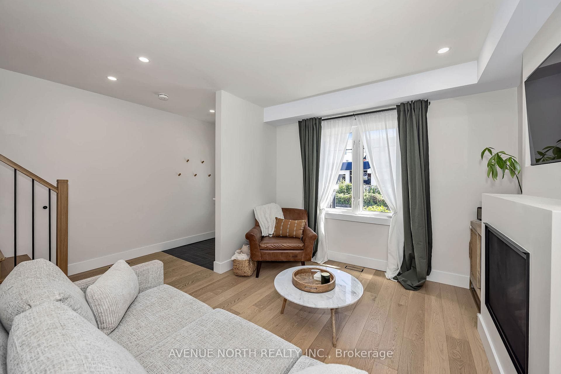 1091 Gladstone Avenue photo 6