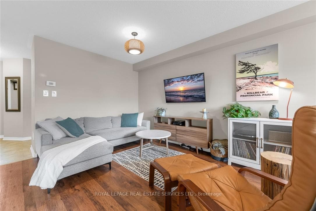 591 Taylor Crescent photo 5