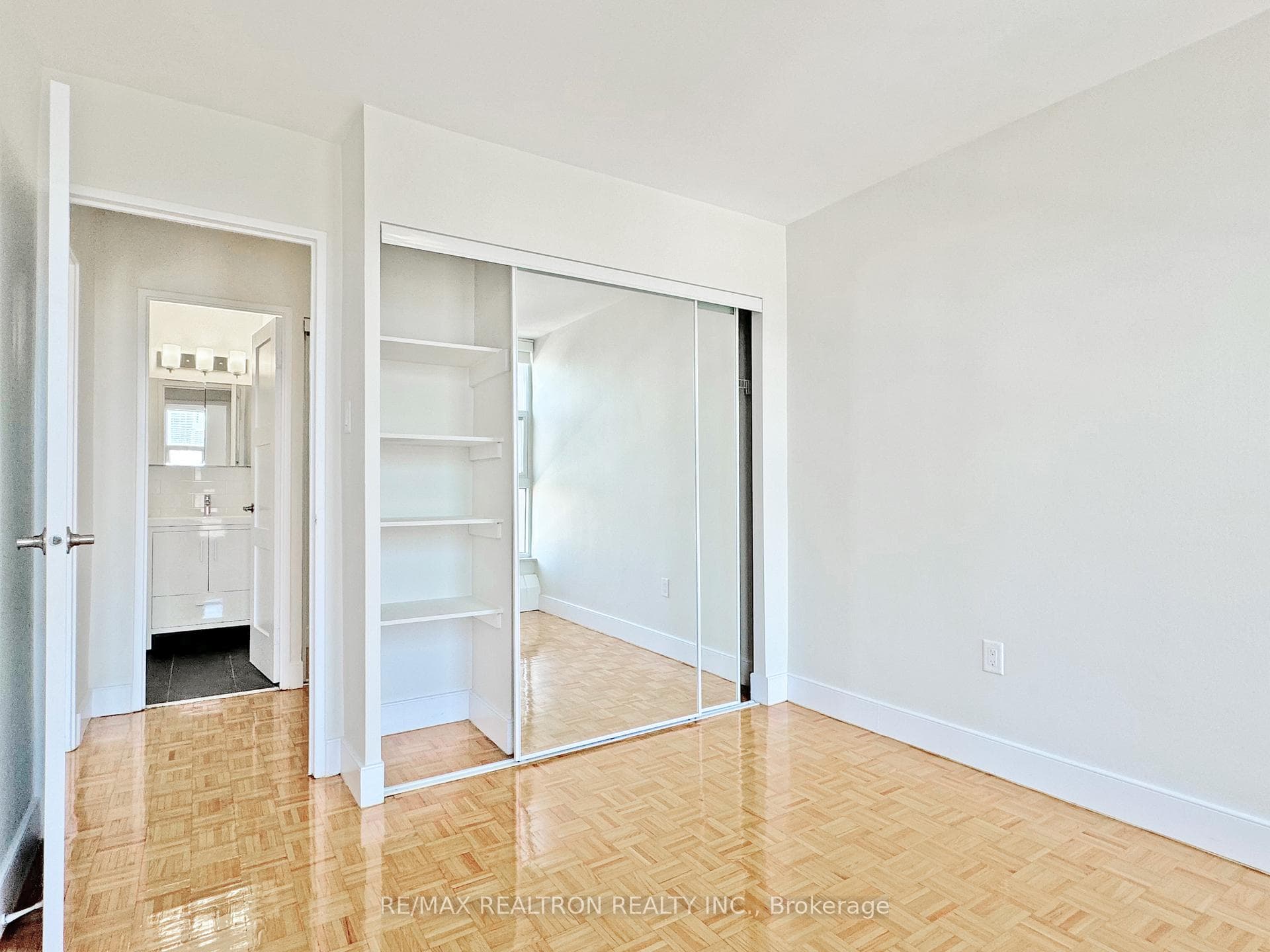 666 Spadina Avenue Unit 810 photo 8