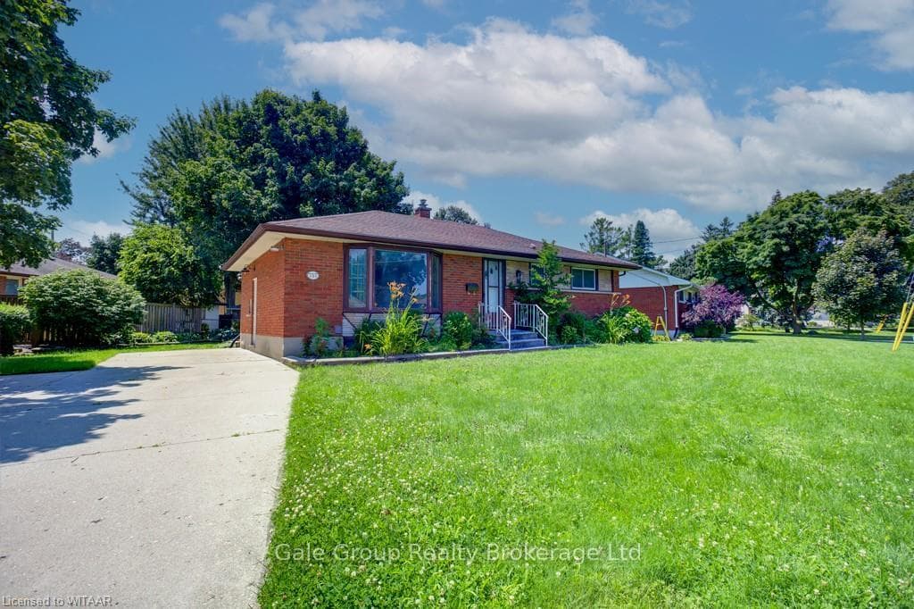 757 ST ALBANS Crescent photo 1