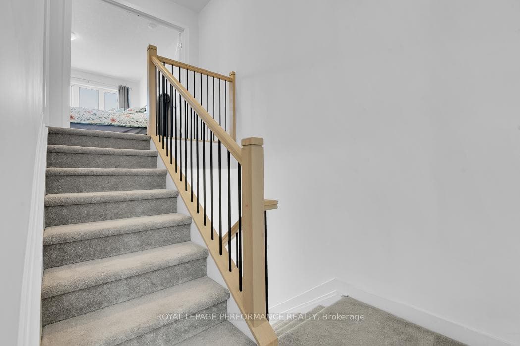 30 WHITCOMB Crescent photo 34