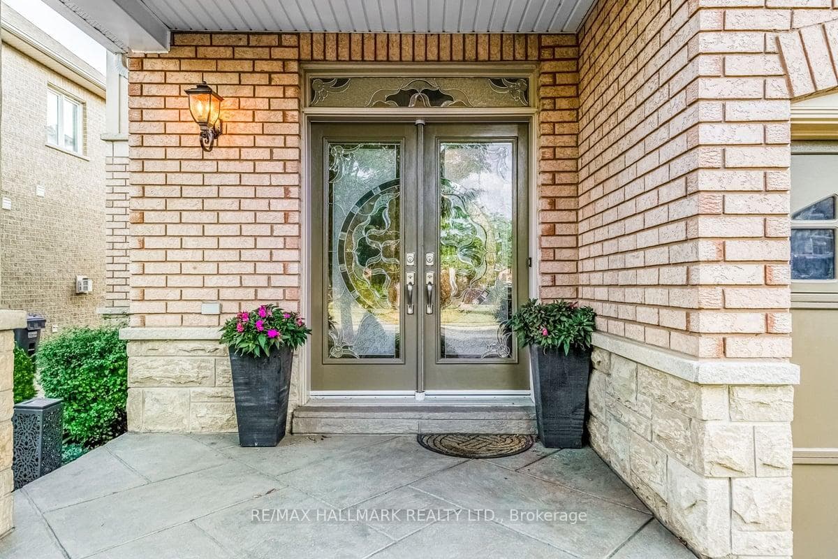8 Laurentide Crescent photo 3