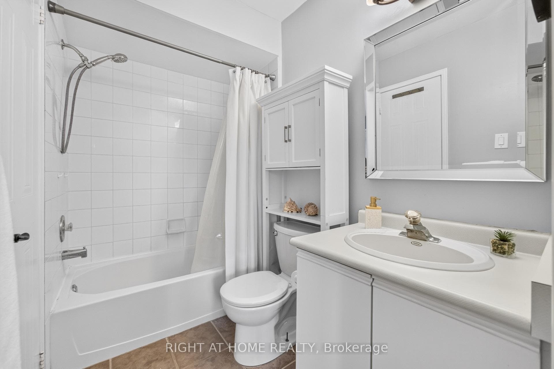 Bright 4 Piece Bathroom