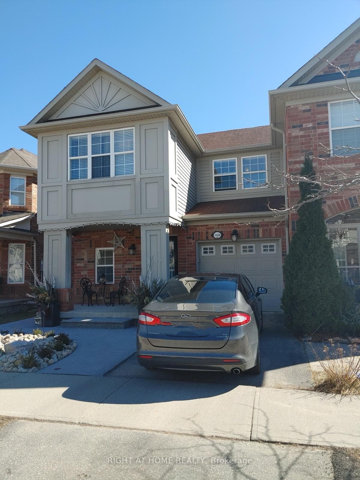 1156 Riddell Crescent photo 2