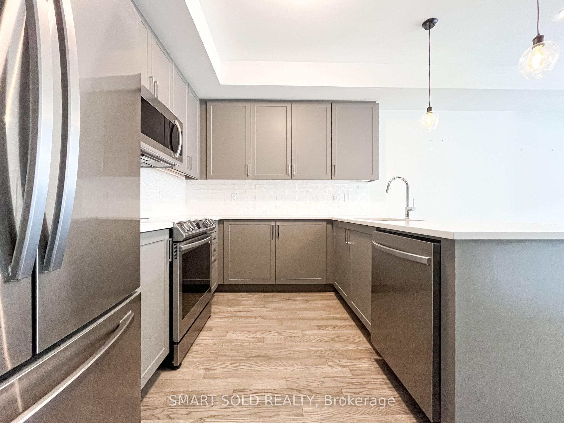 2462 Belt Lane photo 5