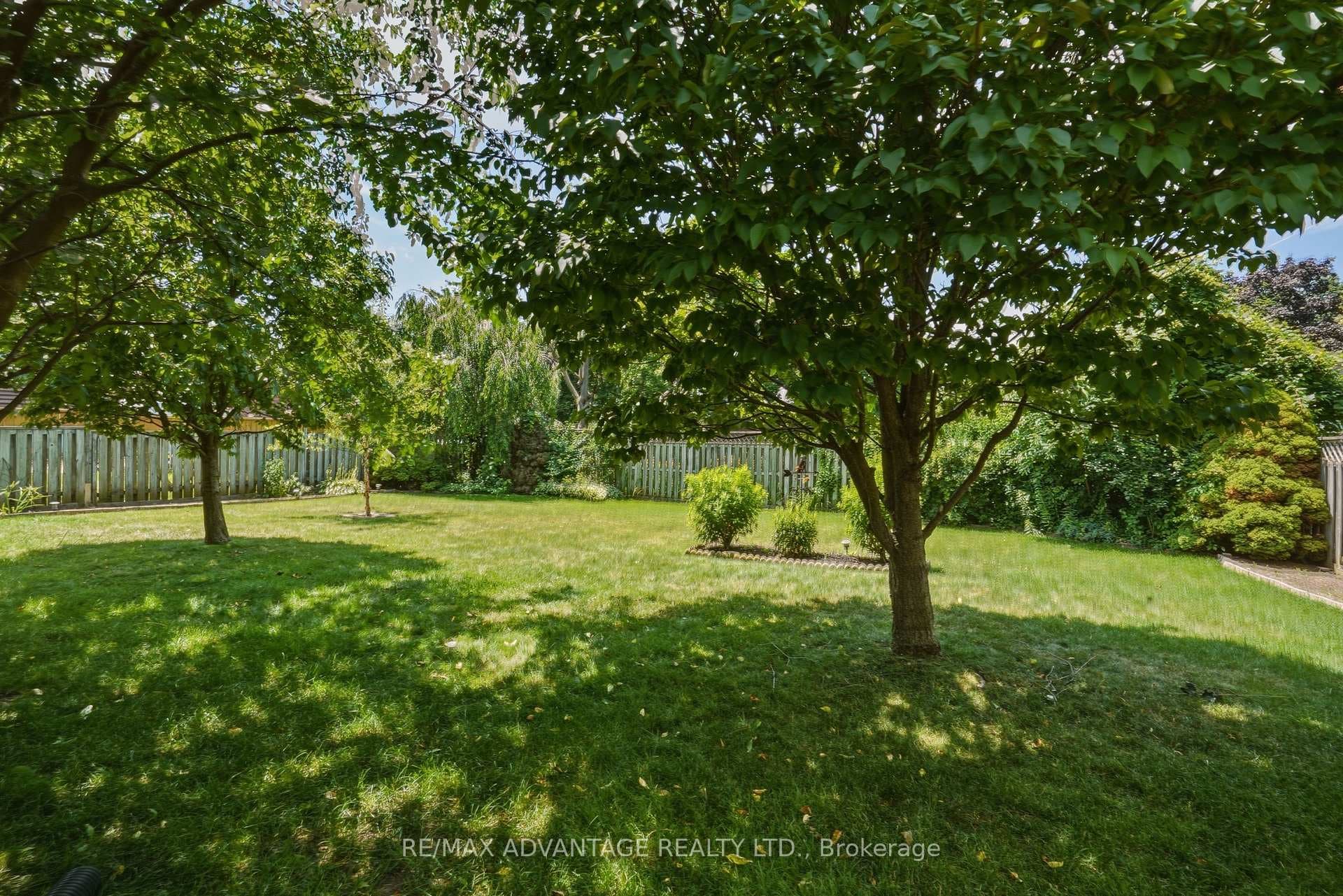 120 Champlain Crescent photo 42
