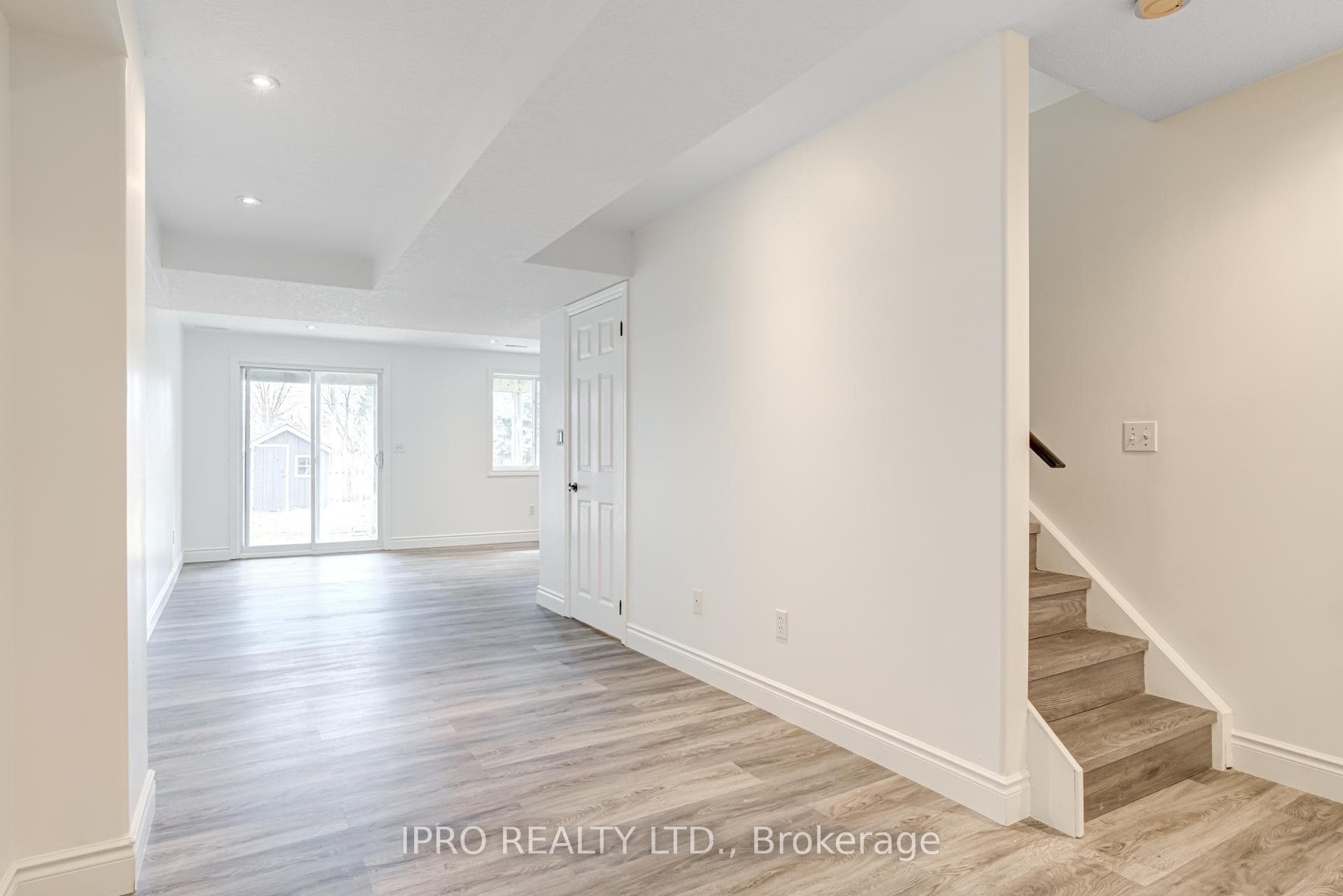 552 Dansbury Drive photo 43