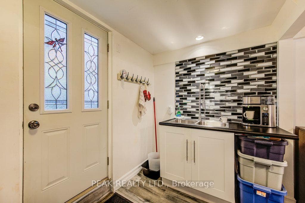 92 Brant Avenue photo 36