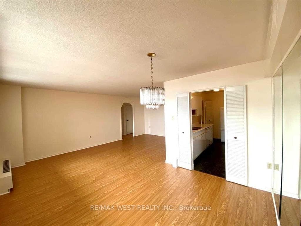 130 Neptune Drive Unit 905 photo 5