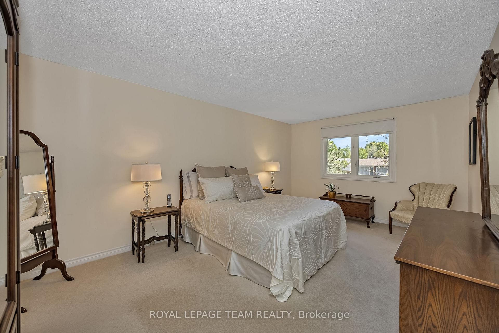 Primary bedroom w/walk-in closet & ensuite bath