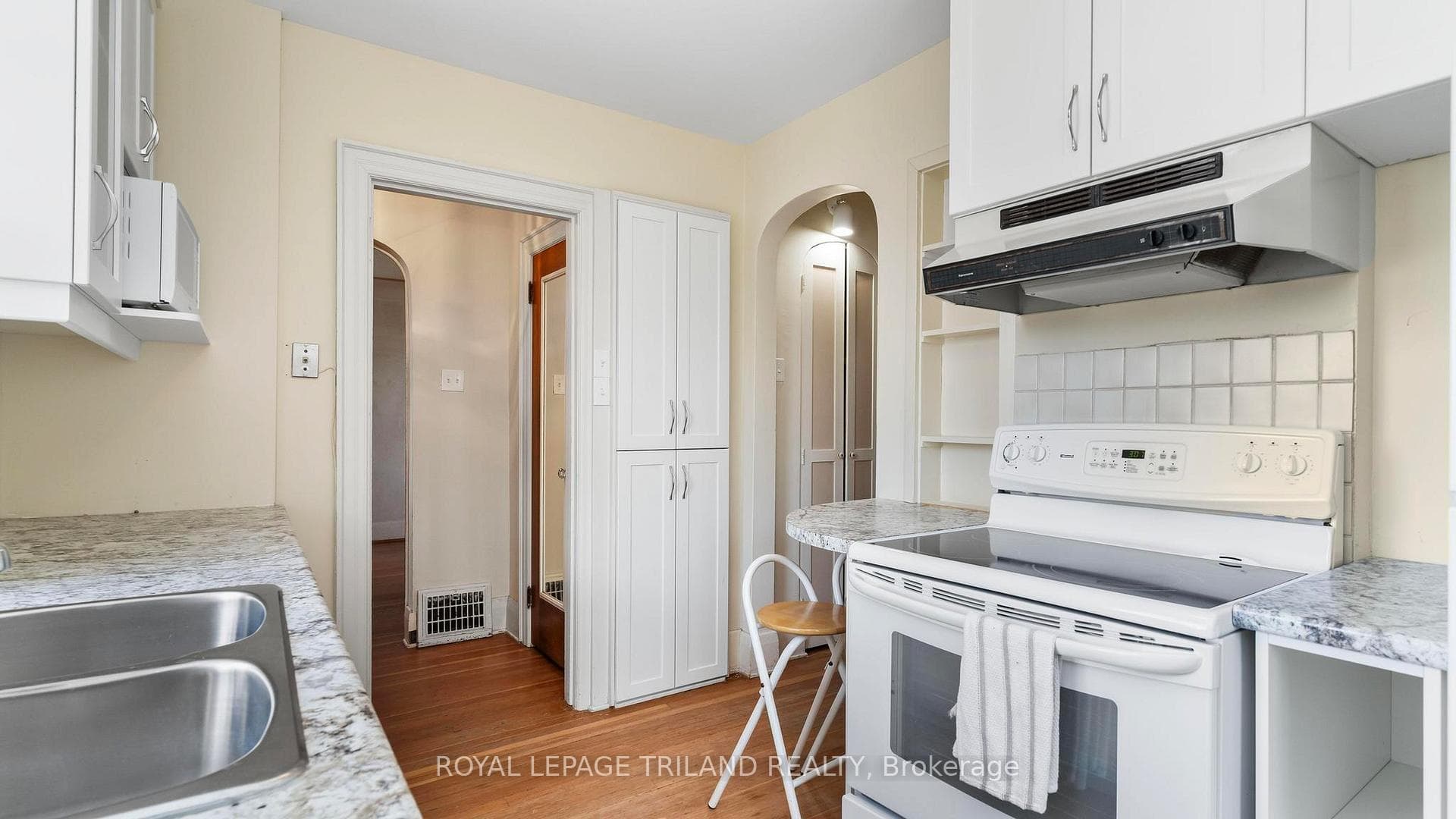 1096 RICHMOND Street photo 14