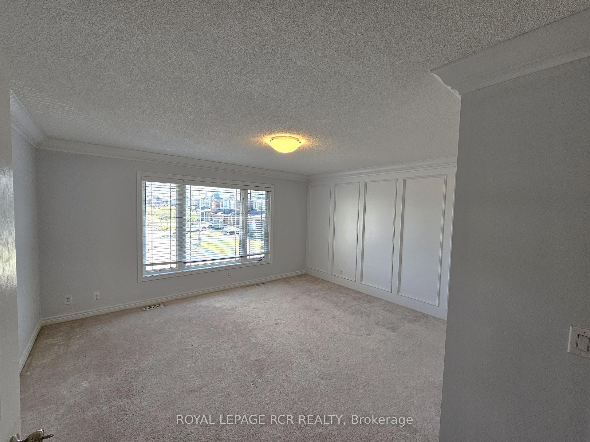 40 Thatcher Crescent photo 25
