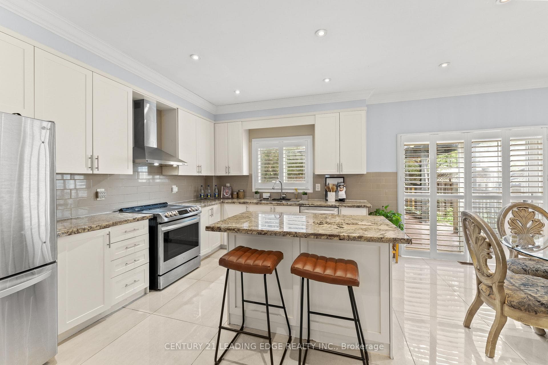 126 DERRYWOOD Drive photo 8