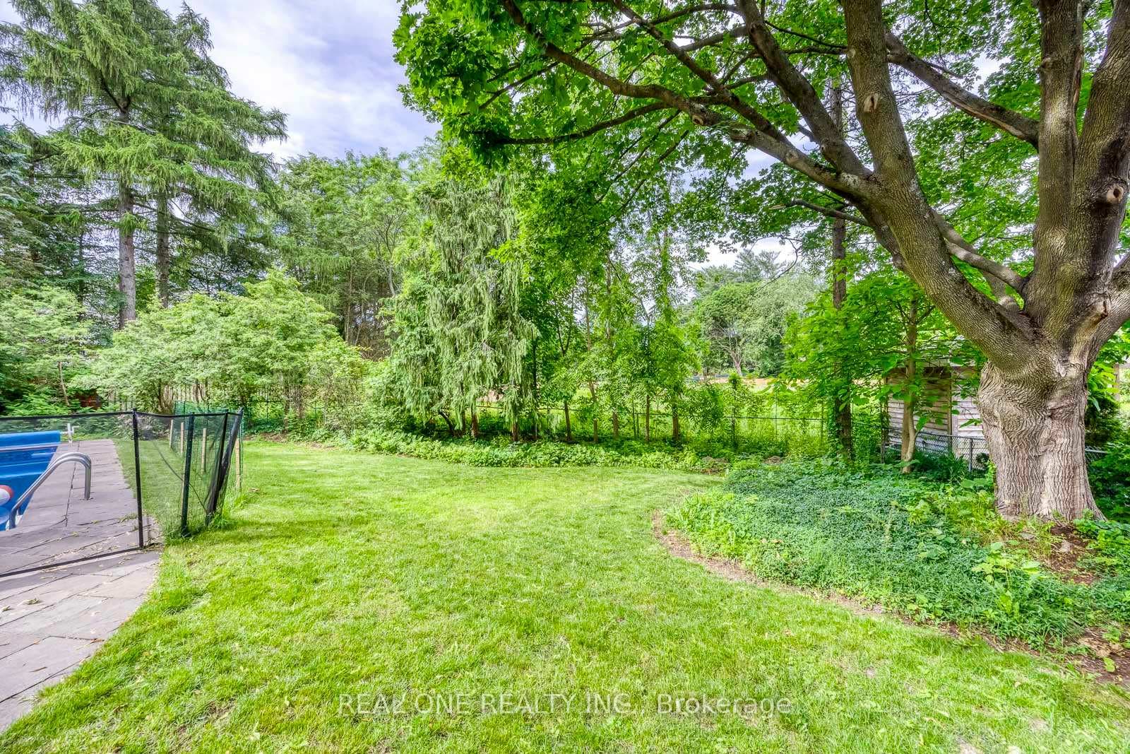 120 Blyth Crescent photo 45