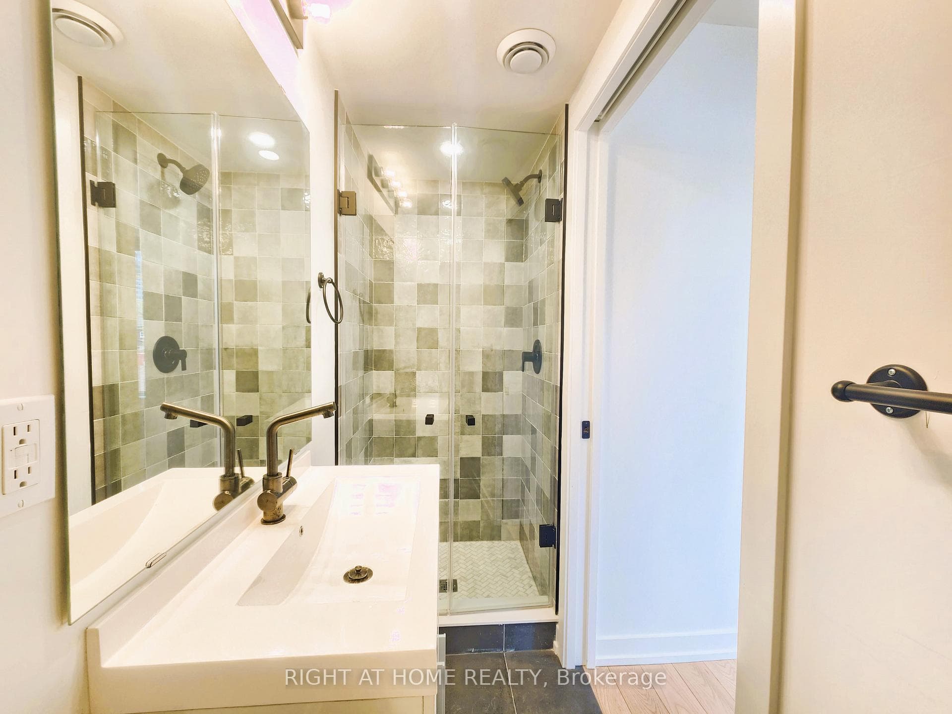 106 Lappin Avenue Unit 3 photo 9