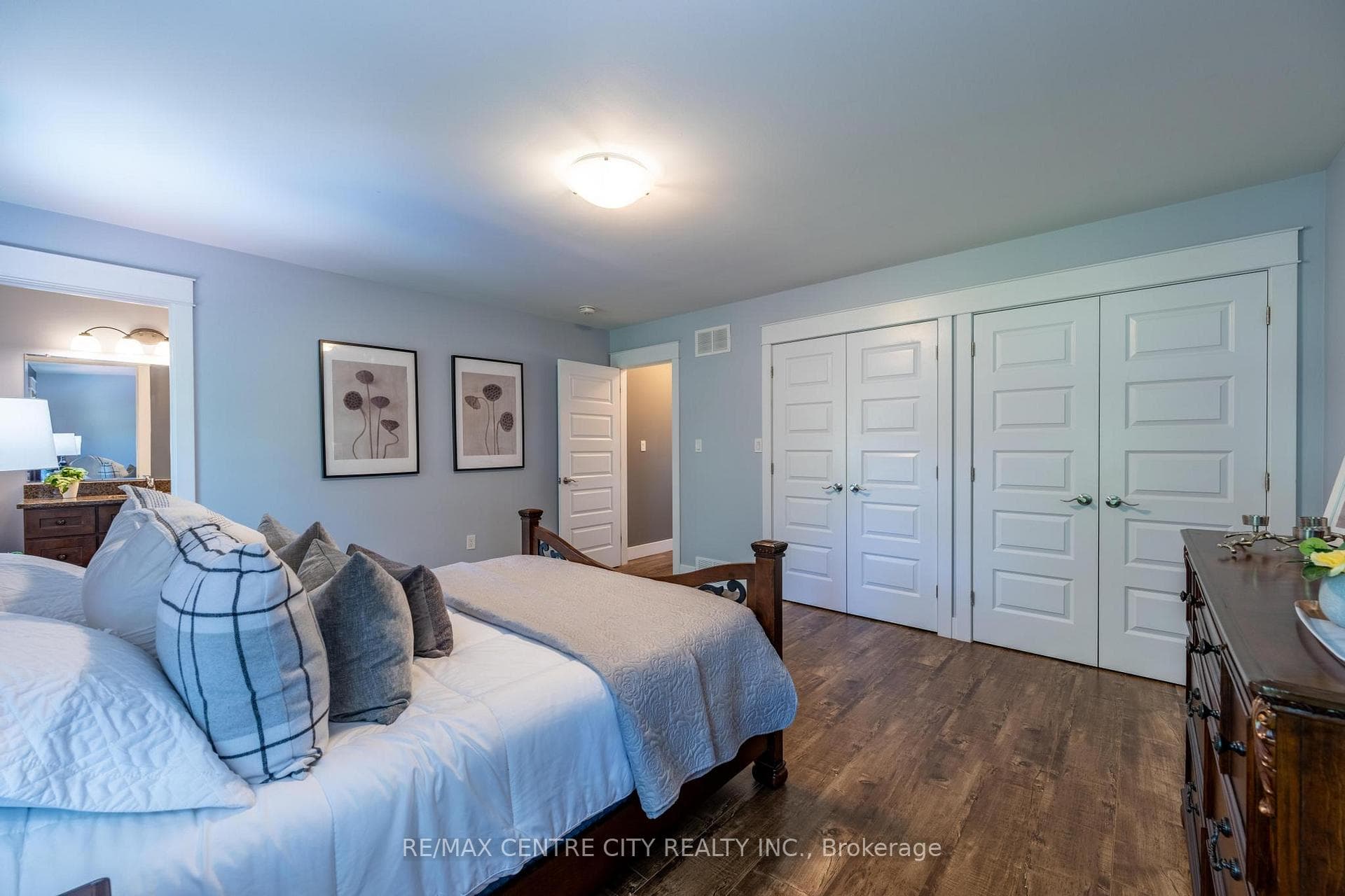 2580 Dundas Street photo 21