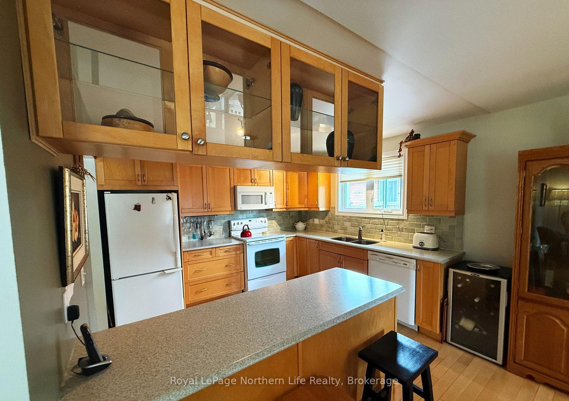 132 Levis Street photo 9