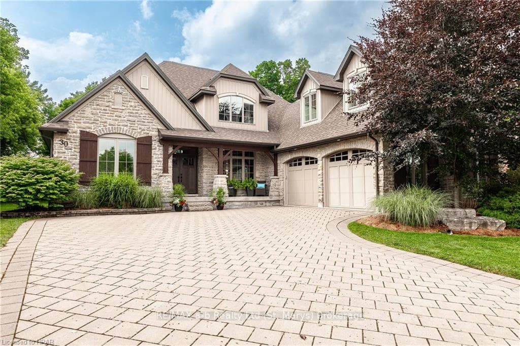 30 TRILLIUM Crescent photo 1