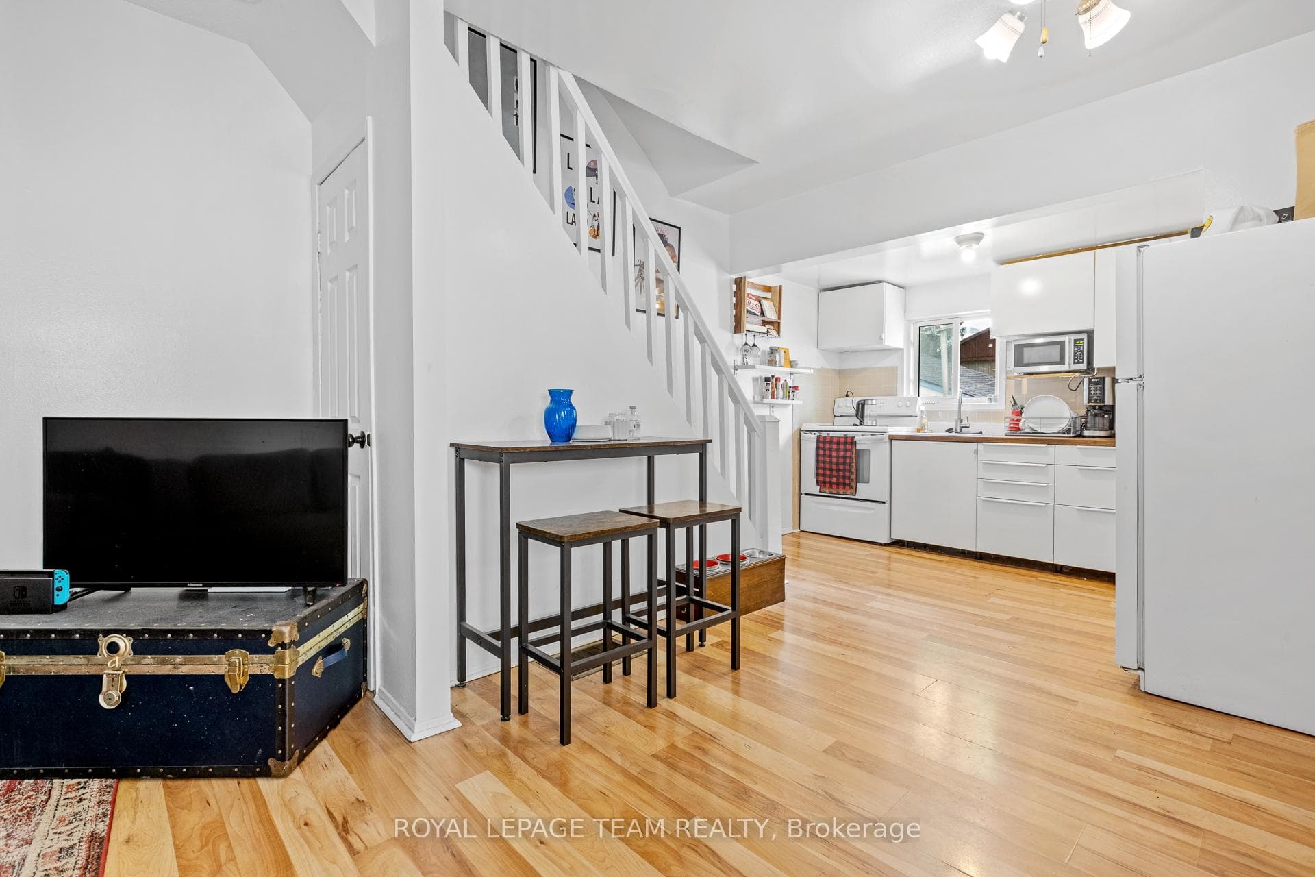 53-1/2 Champagne Avenue Unit B photo 7