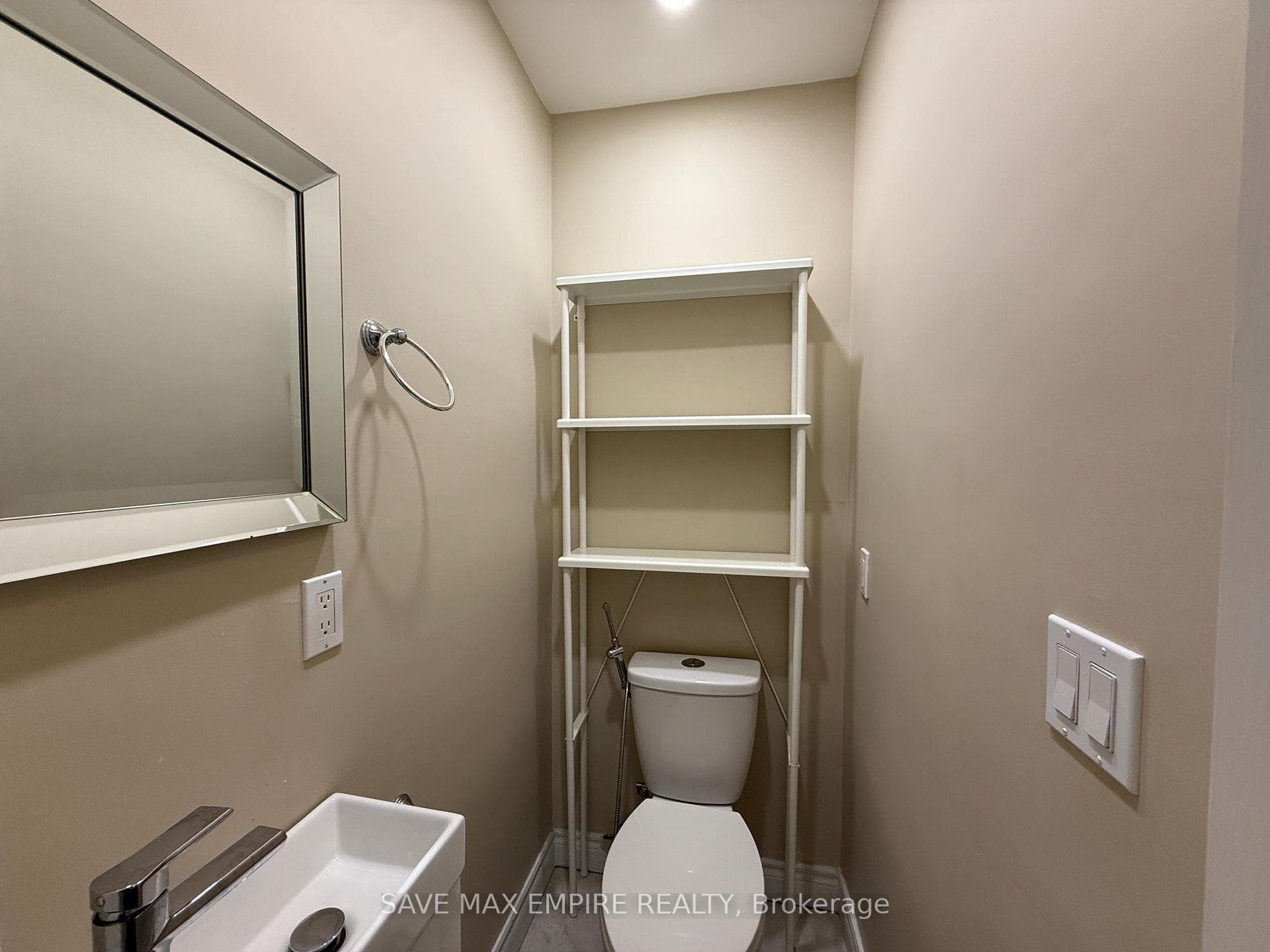 1560 Sandgate Crescent photo 12