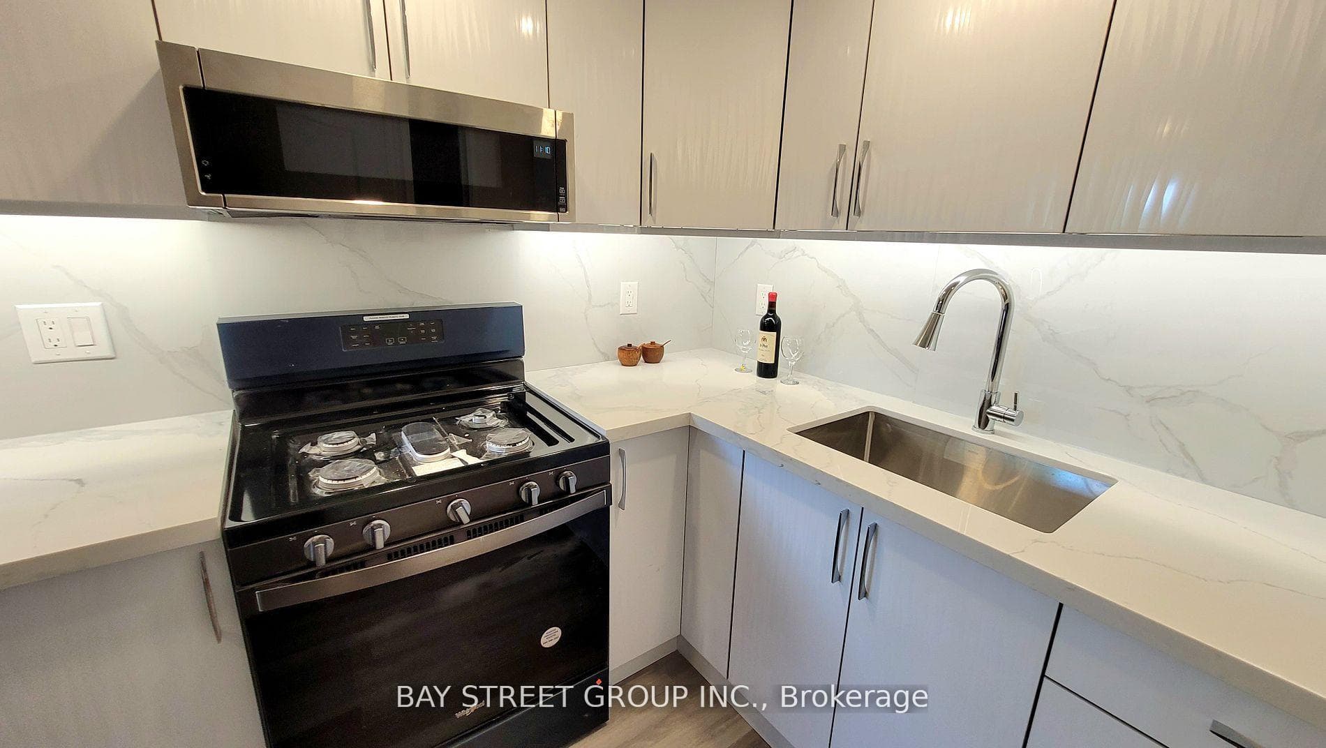 37 Sir Bodwin Place Unit Lower photo 8
