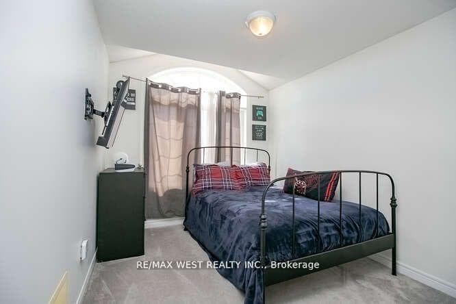 752 Cook Crescent photo 28