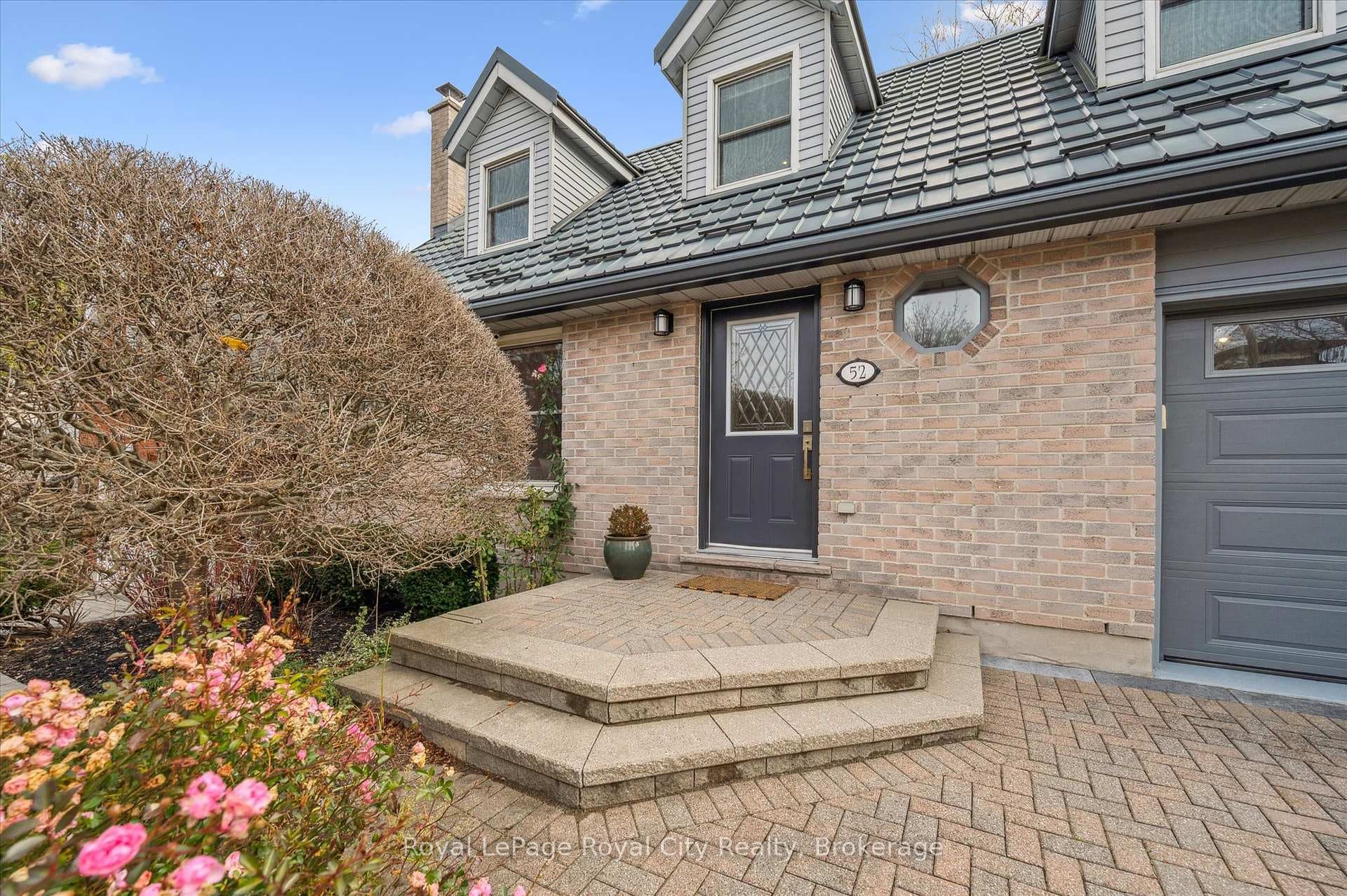 52 Hilldale Crescent photo 9