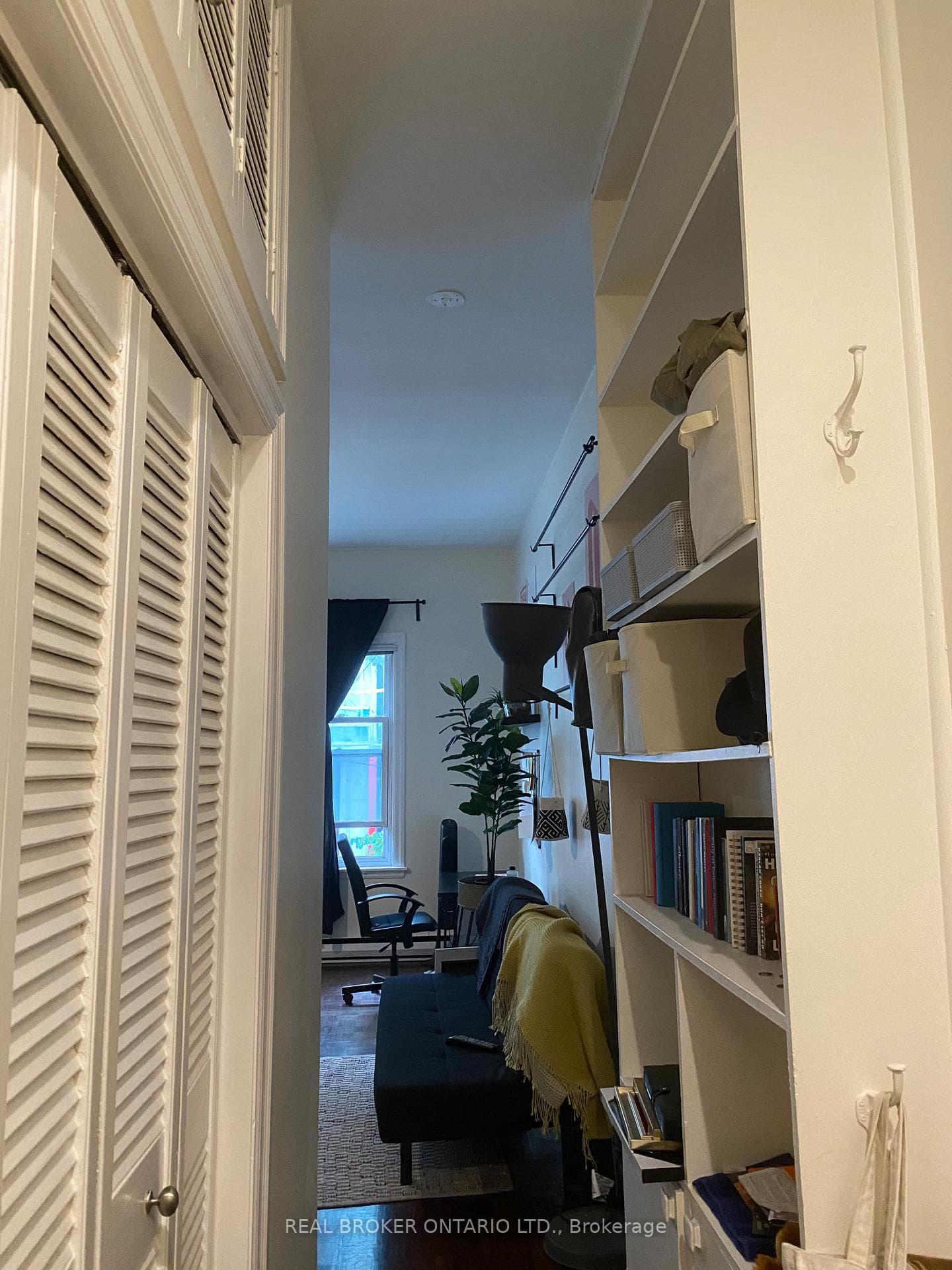 11 Clarence Square Unit 202 photo 3