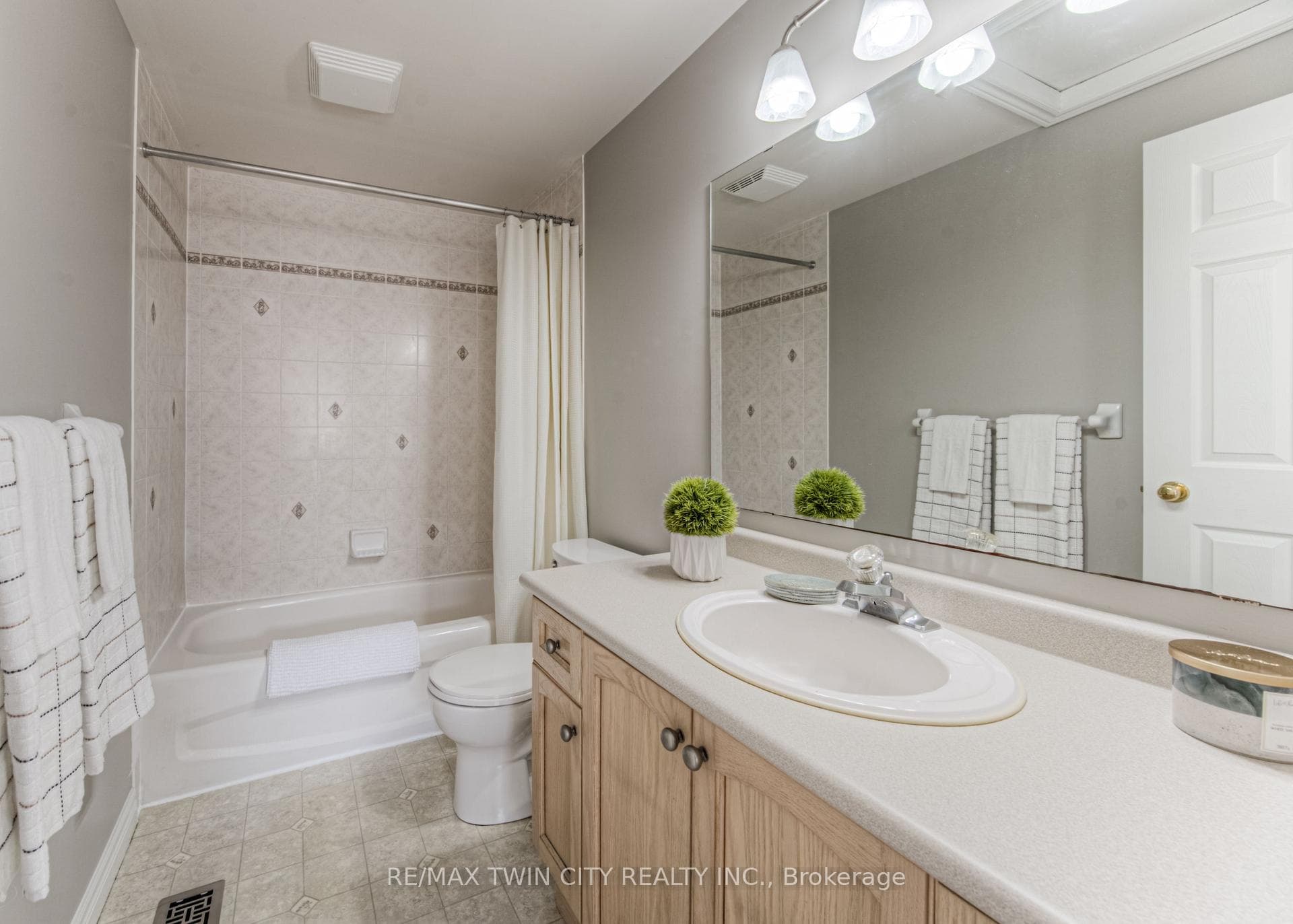 689 Zermatt Drive photo 28