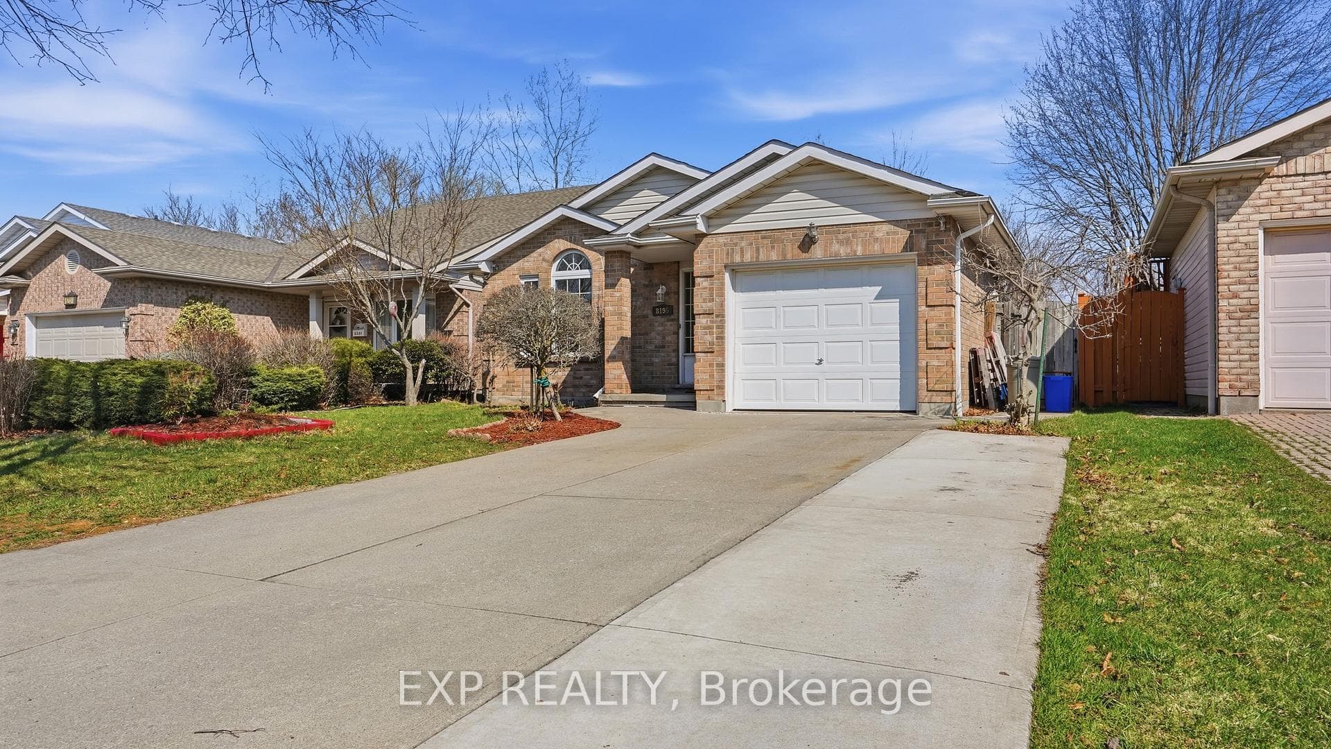 8195 Woodsview Crescent photo 1