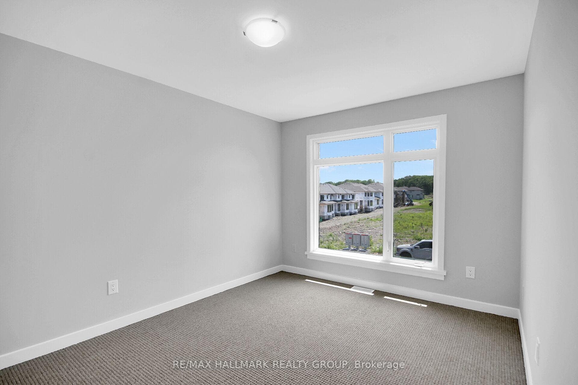 749 NEWSTEAD Crescent photo 35