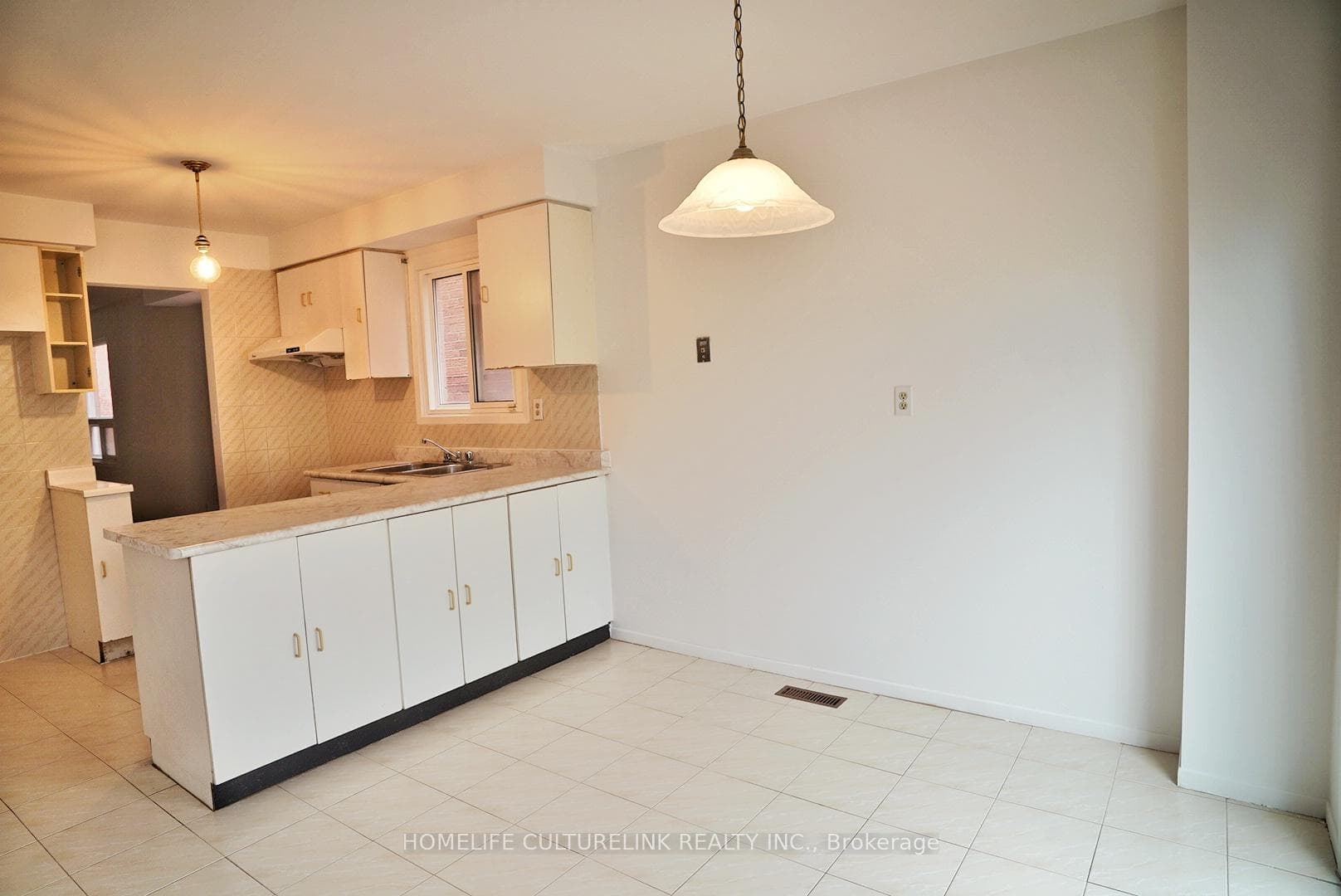 194 Roxanne Crescent photo 8