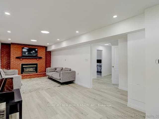643 Irwin Crescent photo 28