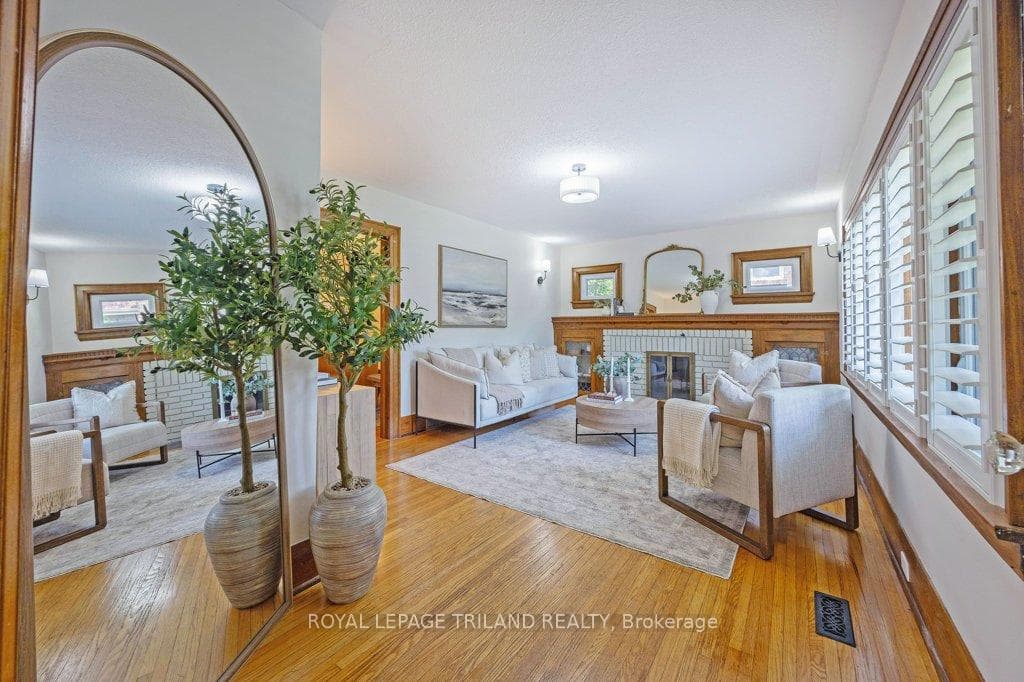 576 St James Street photo 8
