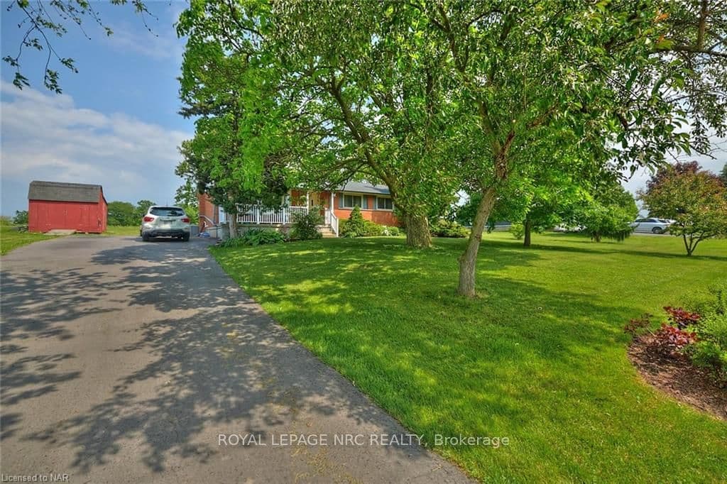 Notice the large driveway; plenty of parking space