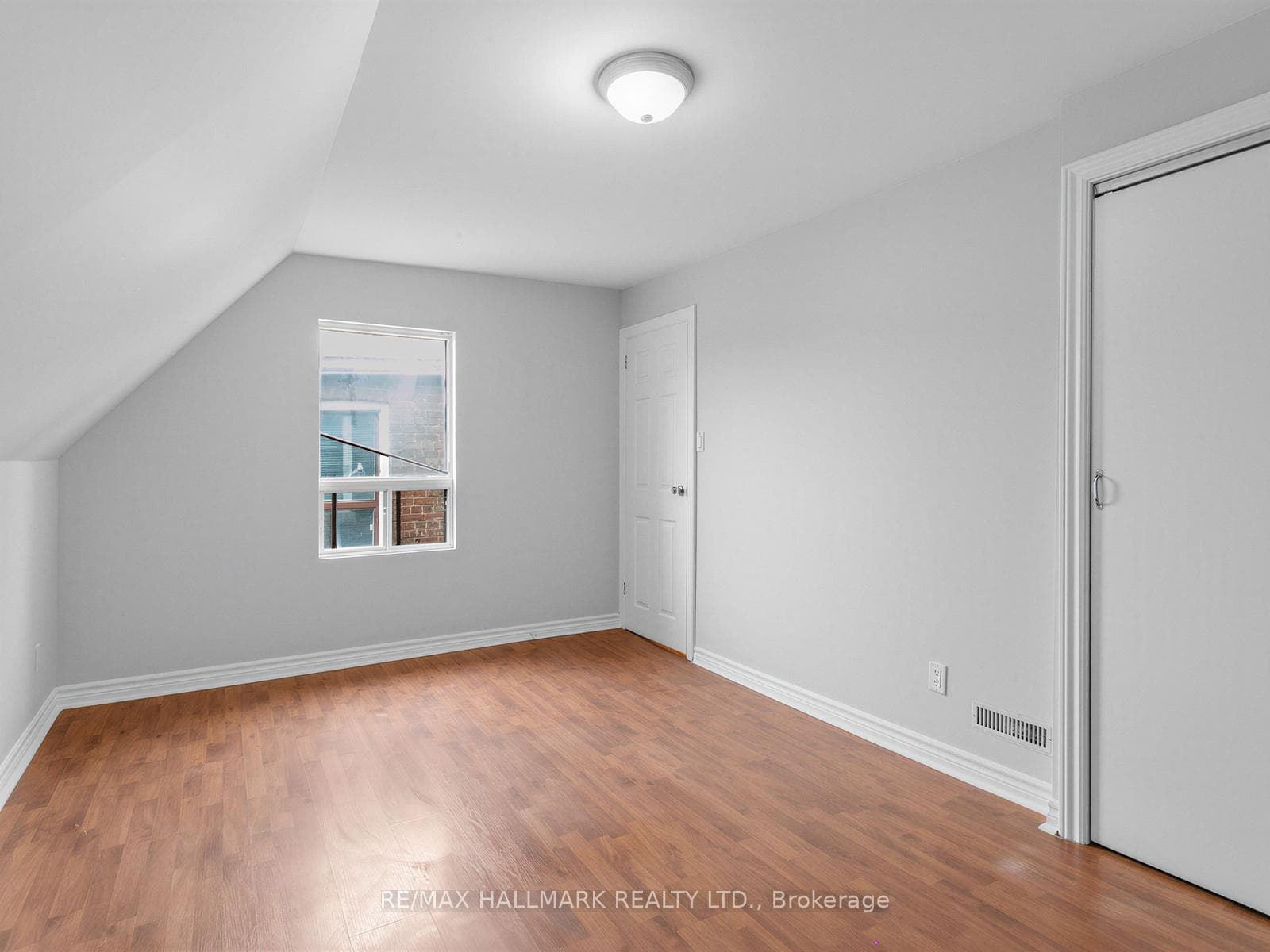 276 Grace Street photo 17
