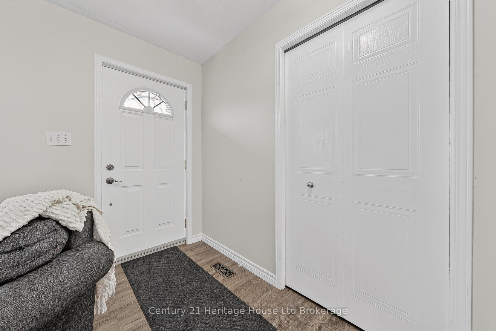 441 Ojibway Street photo 5