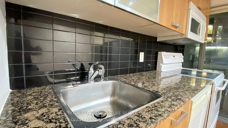 38 Grenville Street Unit 1105 photo 9
