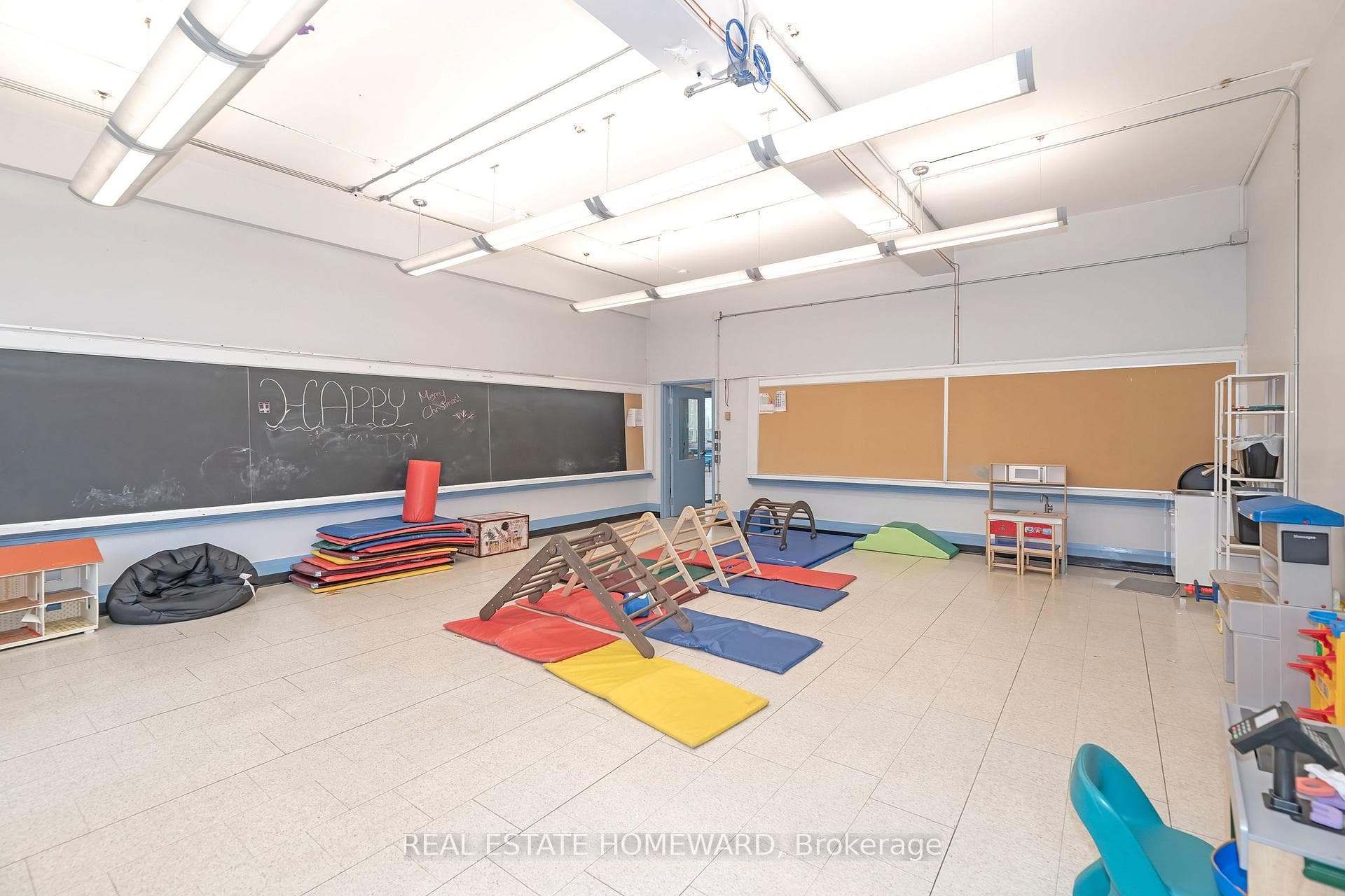 202 Simcoe Street photo 17