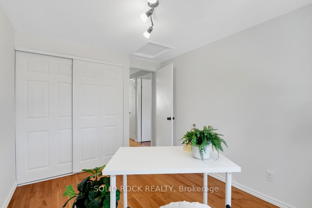 8 Shearer Crescent photo 24