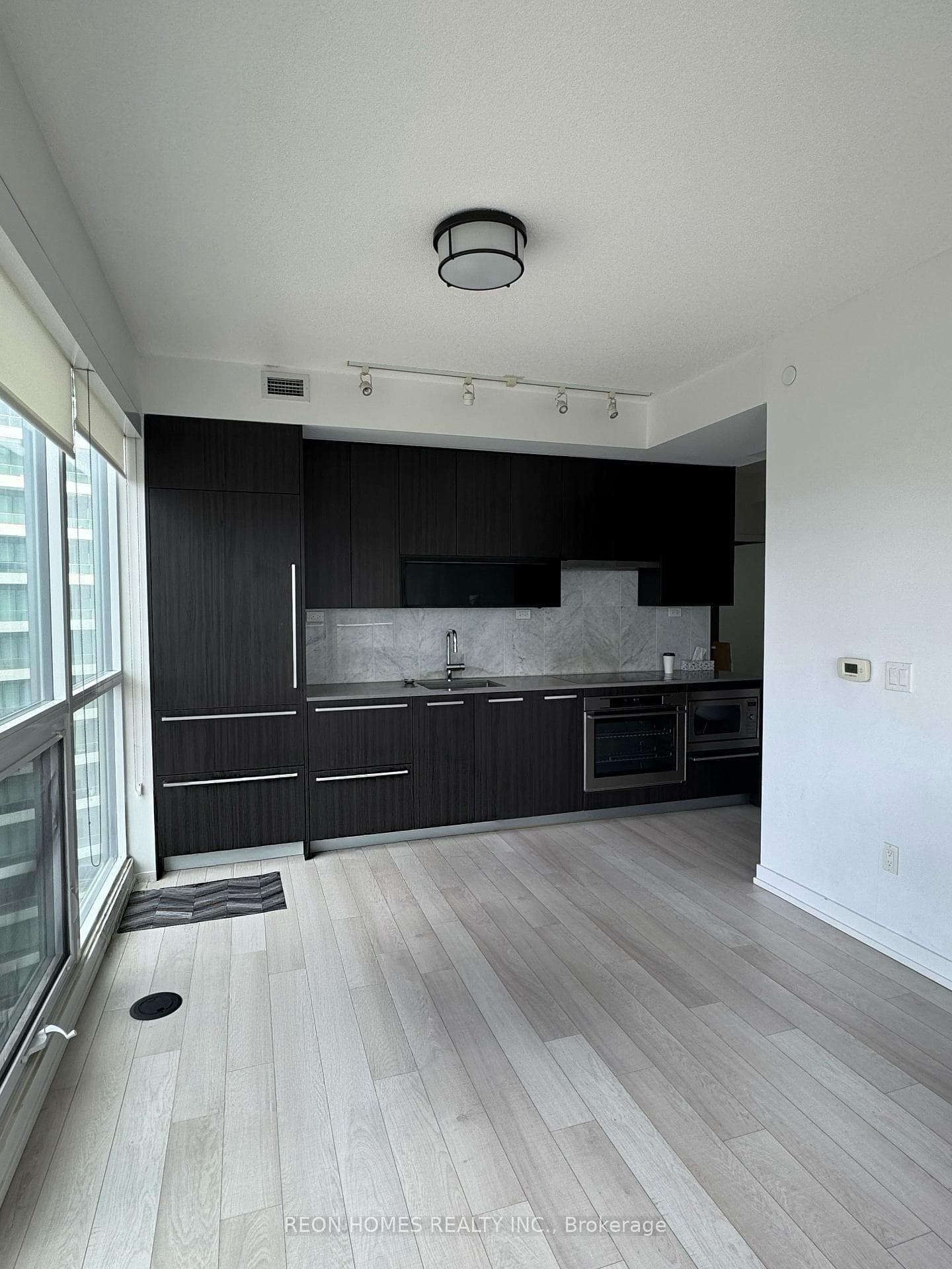 115 McMahon Drive Unit 1603 photo 7