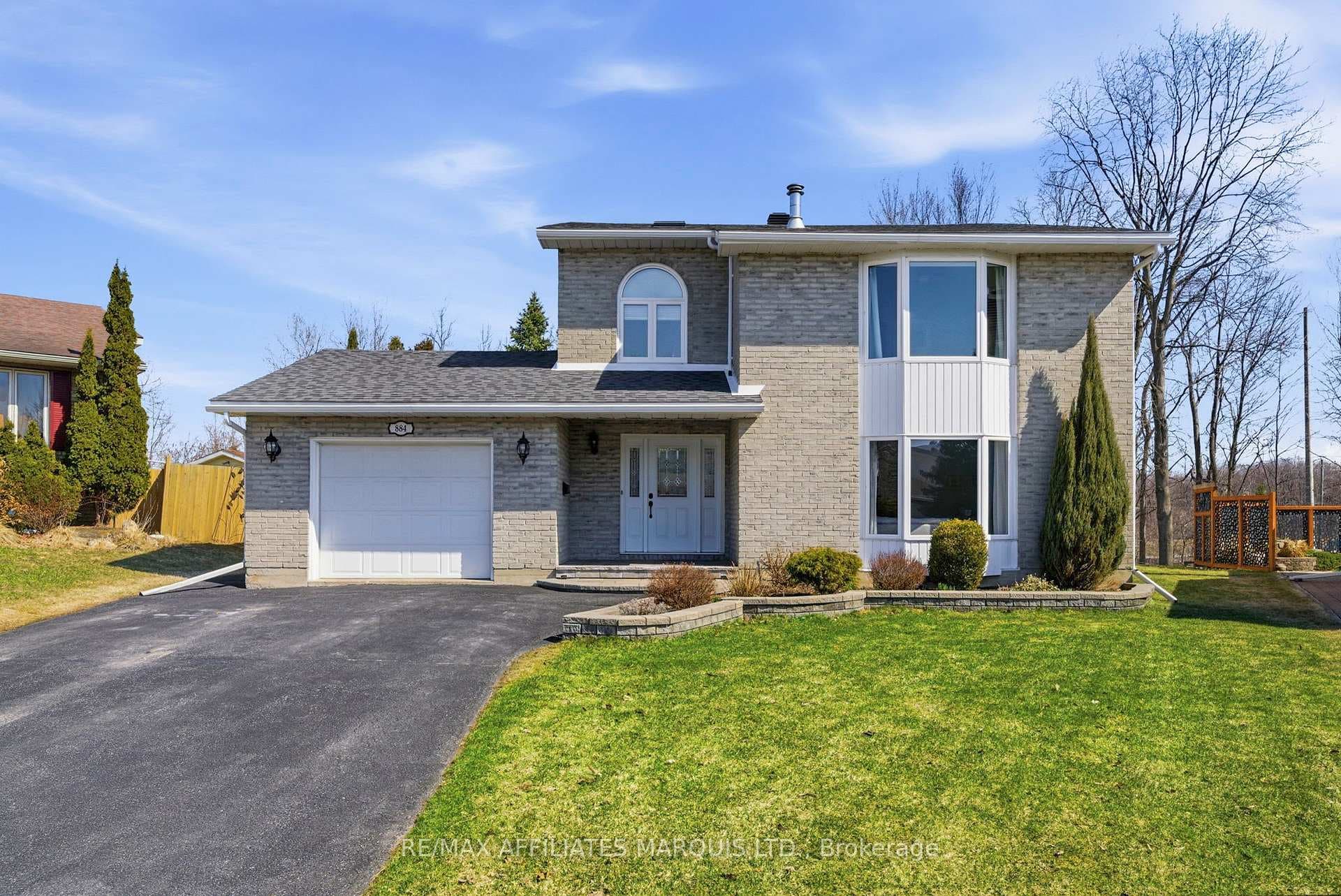 884 Kenyon Crescent photo 1