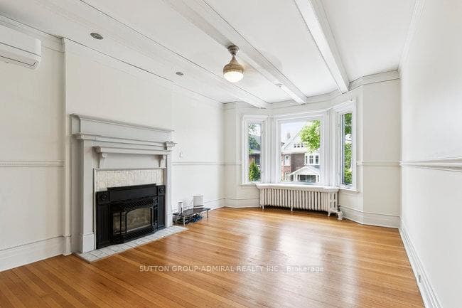 Large living w/ tall ceilings