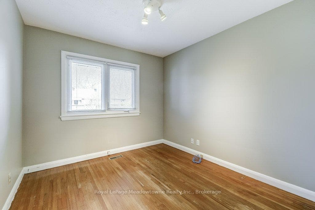 24 McMaster Avenue photo 22