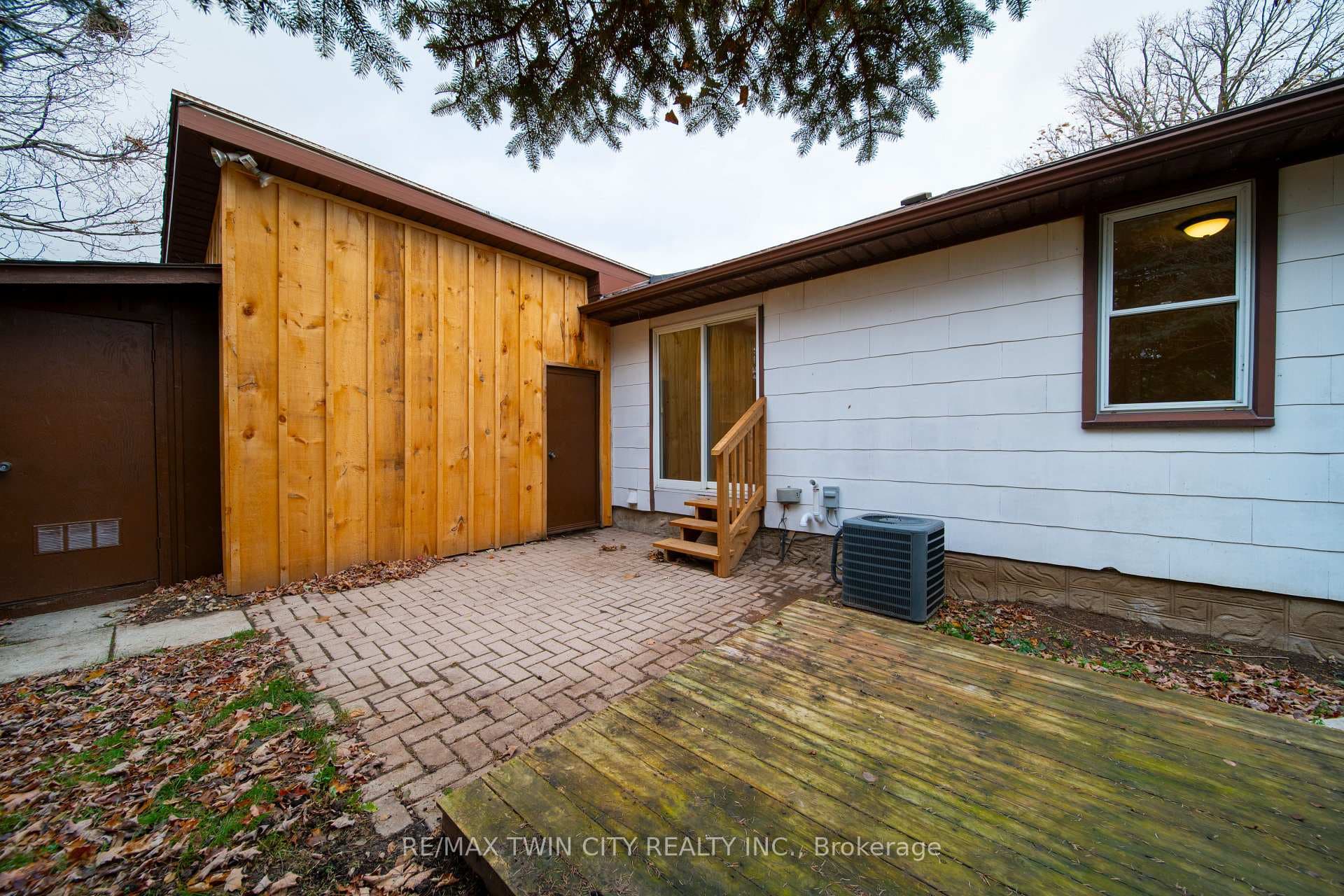 376 Peel Street photo 38