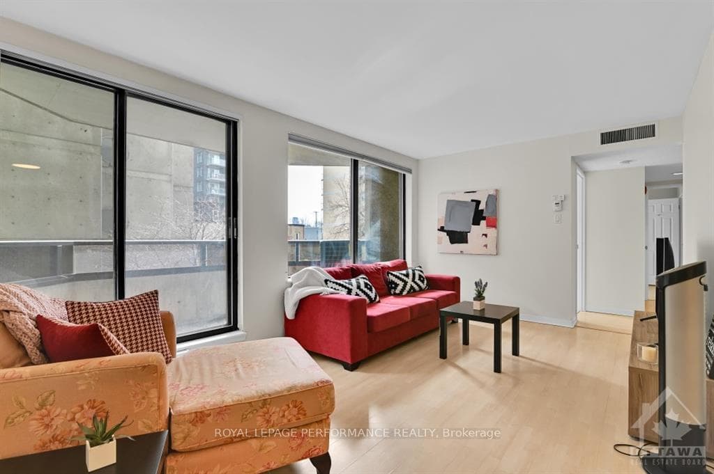 470 LAURIER Avenue Unit 303 photo 9