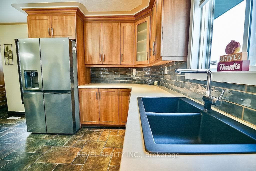 384 Maple Street photo 12